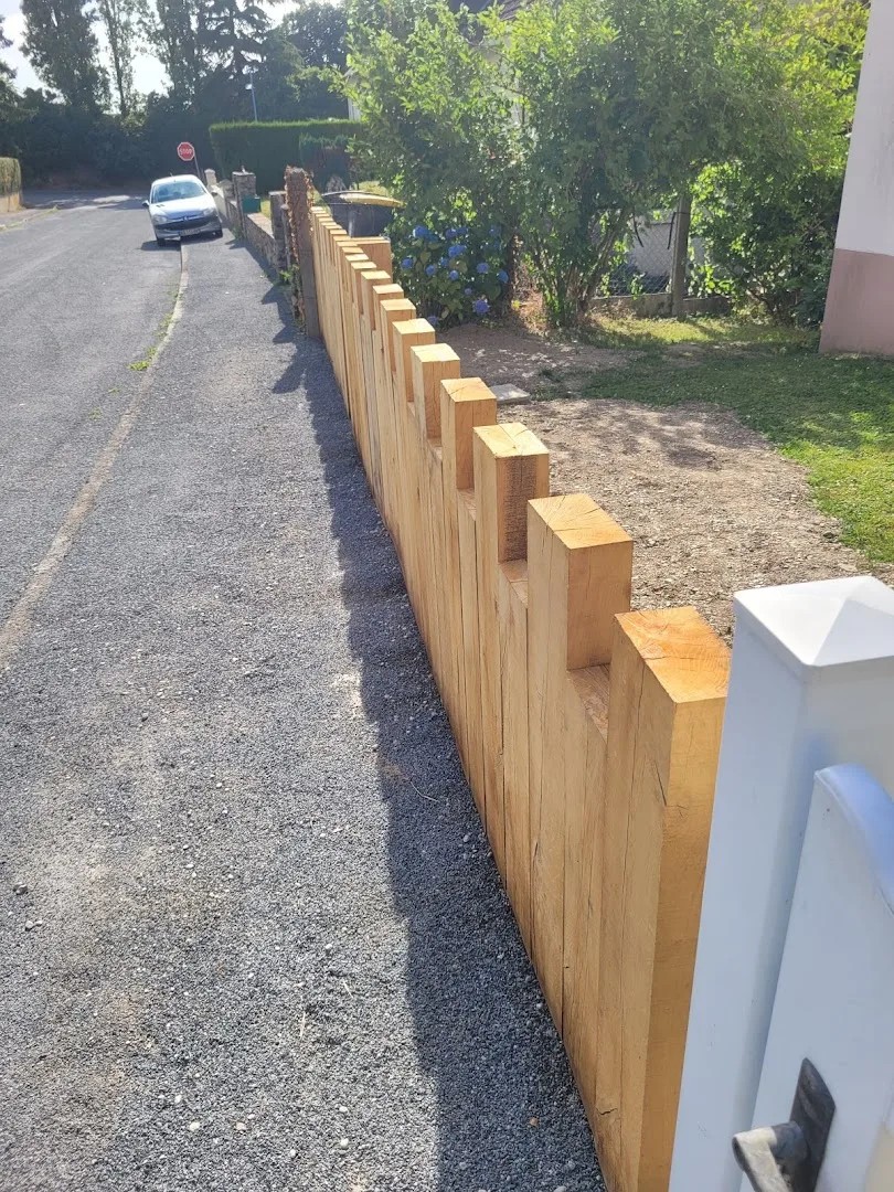 Pose de poteaux bois pour clôture par JMW Entreprise à Évron
