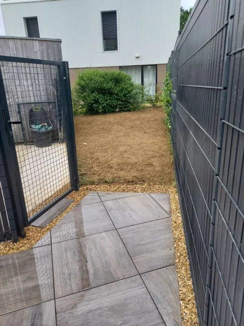 Clôture et dalles — réalisation paysagère JMW Entreprise Mayenne