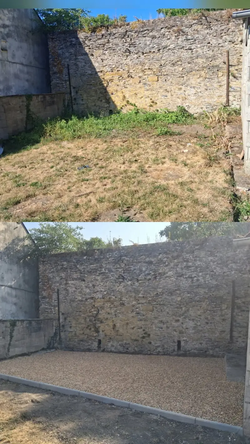 Montage avant et après le remplacement de l’herbe par du gravier devant un mur en pierre