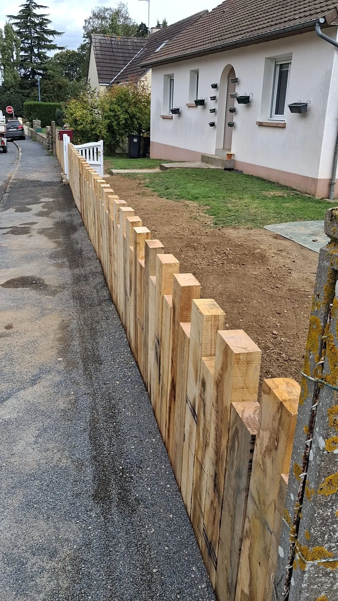 Clôture en traverse de chênes — réalisation JMW Entreprise Mayenne